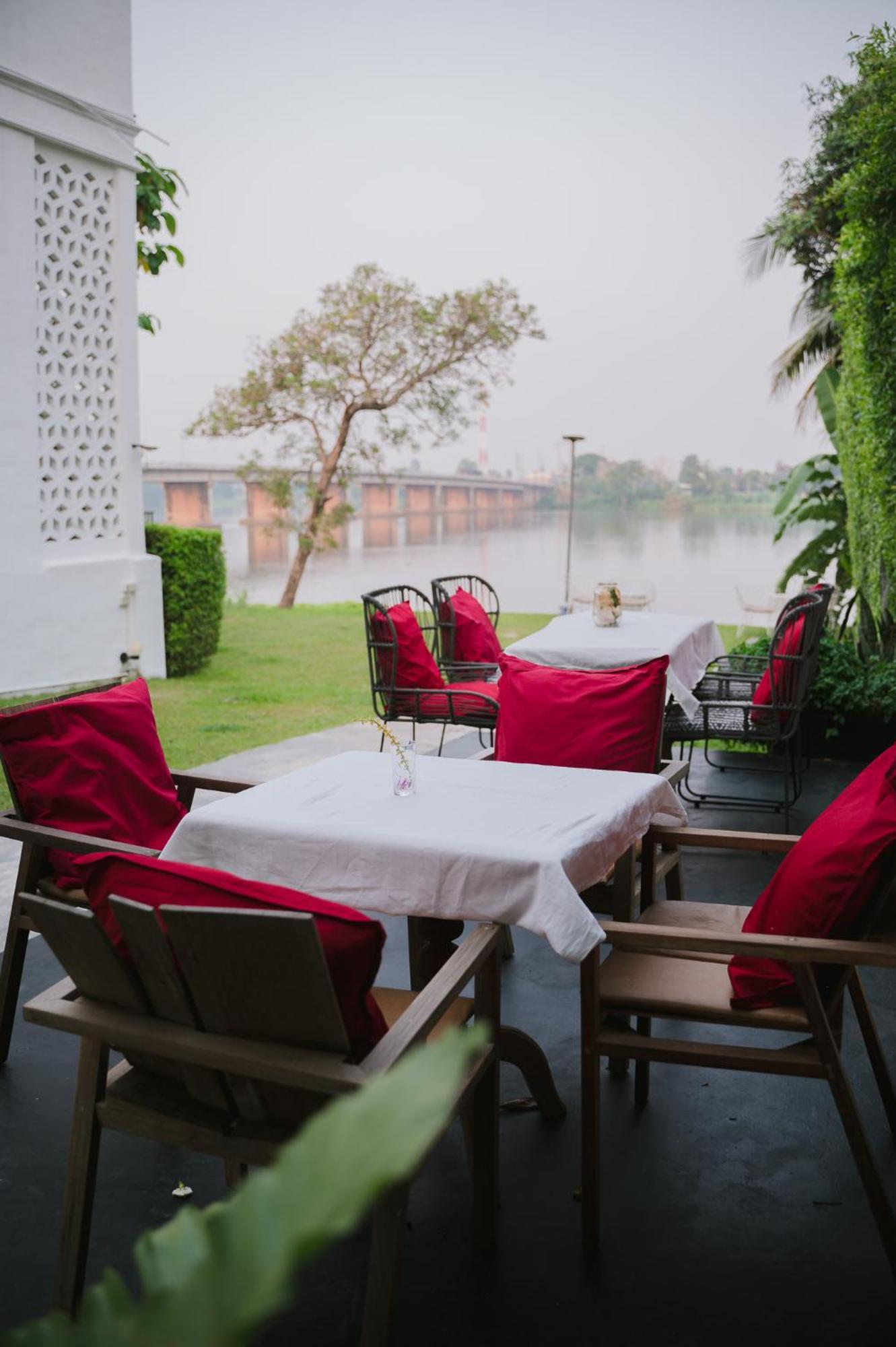 White Wall Riverfront Hotel Kamphaeng Phet Exterior foto
