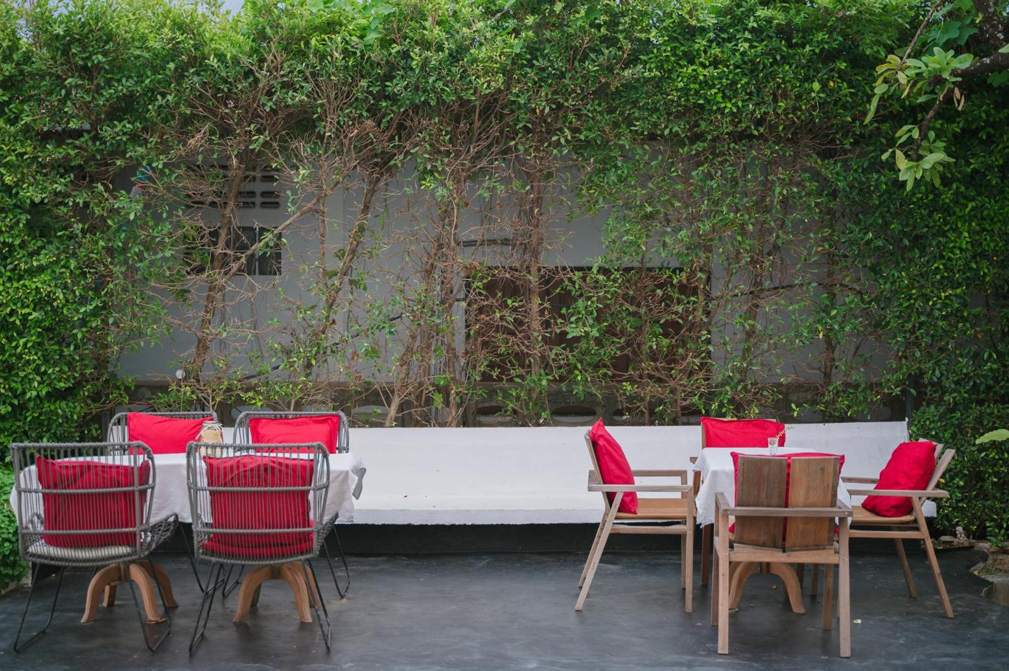 White Wall Riverfront Hotel Kamphaeng Phet Exterior foto